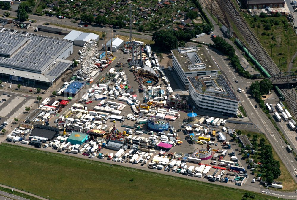 Luftaufnahme Freiburg im Breisgau - Kirmes - und Rummel- Veranstaltungsgelände beim Volksfest Freiburger Frühjahrsmesse in Freiburg im Breisgau im Bundesland Baden-Württemberg, Deutschland