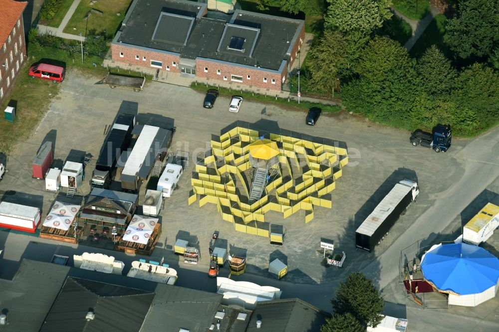 Cloppenburg von oben - Kirmes - und Rummel- Veranstaltungsgelände beim Volksfest mit gelben Labyrinth und Irrgarten in Cloppenburg im Bundesland Niedersachsen