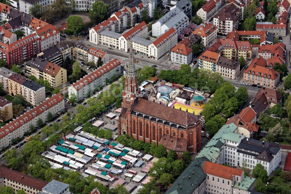 Luftaufnahme München - Kirmes - und Rummel- Veranstaltungsgelände beim Volksfest auf dem Mariahilfplatz am Kirchengebäude der Mariahilf-Kirche im Stadtviertel Au in München im Bundesland Bayern