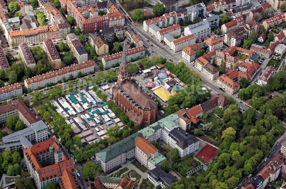 München von oben - Kirmes - und Rummel- Veranstaltungsgelände beim Volksfest auf dem Mariahilfplatz am Kirchengebäude der Mariahilf-Kirche im Stadtviertel Au in München im Bundesland Bayern