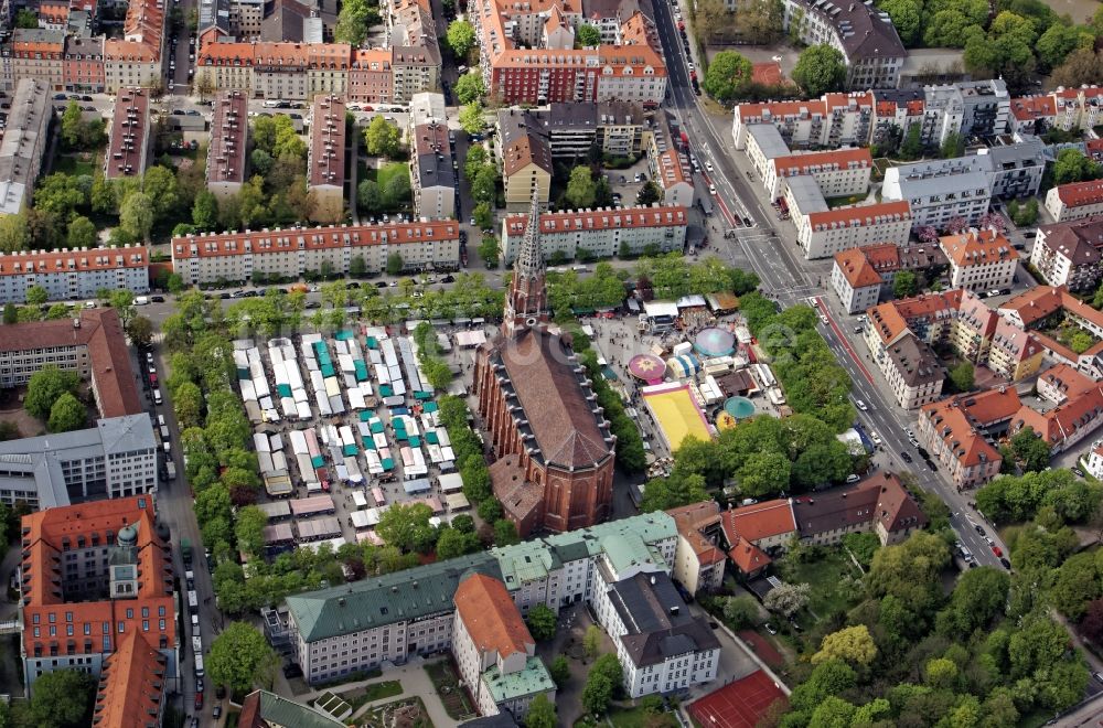 München aus der Vogelperspektive: Kirmes - und Rummel- Veranstaltungsgelände beim Volksfest auf dem Mariahilfplatz am Kirchengebäude der Mariahilf-Kirche im Stadtviertel Au in München im Bundesland Bayern