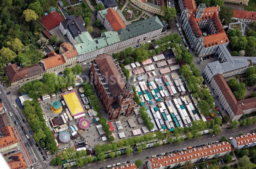 Luftbild München - Kirmes - und Rummel- Veranstaltungsgelände beim Volksfest auf dem Mariahilfplatz am Kirchengebäude der Mariahilf-Kirche im Stadtviertel Au in München im Bundesland Bayern