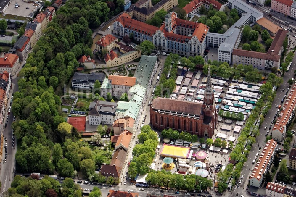 Luftaufnahme München - Kirmes - und Rummel- Veranstaltungsgelände beim Volksfest auf dem Mariahilfplatz am Kirchengebäude der Mariahilf-Kirche im Stadtviertel Au in München im Bundesland Bayern