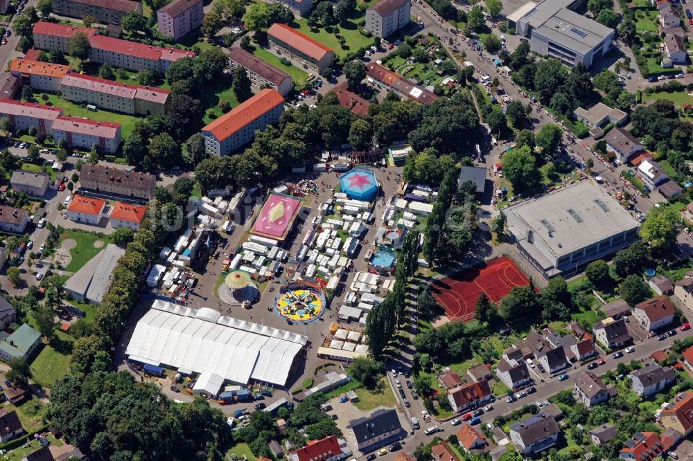 Neuburg an der Donau aus der Vogelperspektive: Kirmes - und Rummel- Veranstaltungsgelände beim Volksfest in Neuburg an der Donau im Bundesland Bayern