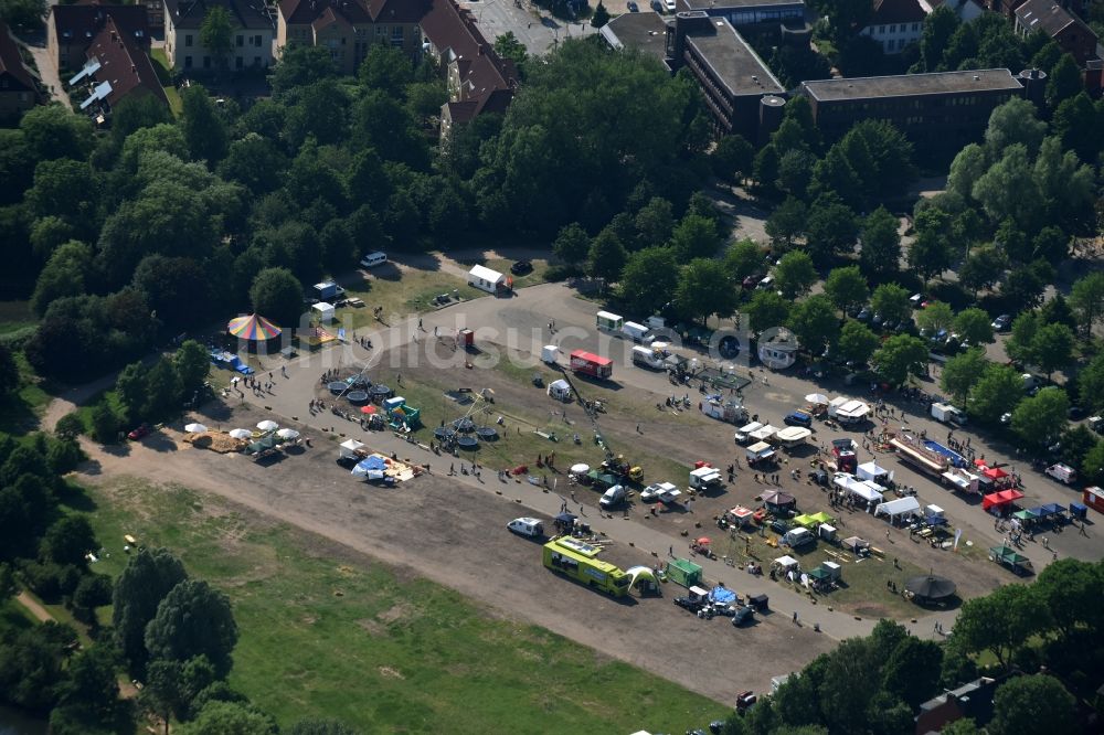 Luftbild Itzehoe - Kirmes - und Rummel- Veranstaltungsgelände beim Volksfest auf dem Parkplatz an der Schuhmacherallee in Itzehoe im Bundesland Schleswig-Holstein