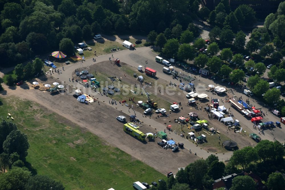 Luftaufnahme Itzehoe - Kirmes - und Rummel- Veranstaltungsgelände beim Volksfest auf dem Parkplatz an der Schuhmacherallee in Itzehoe im Bundesland Schleswig-Holstein