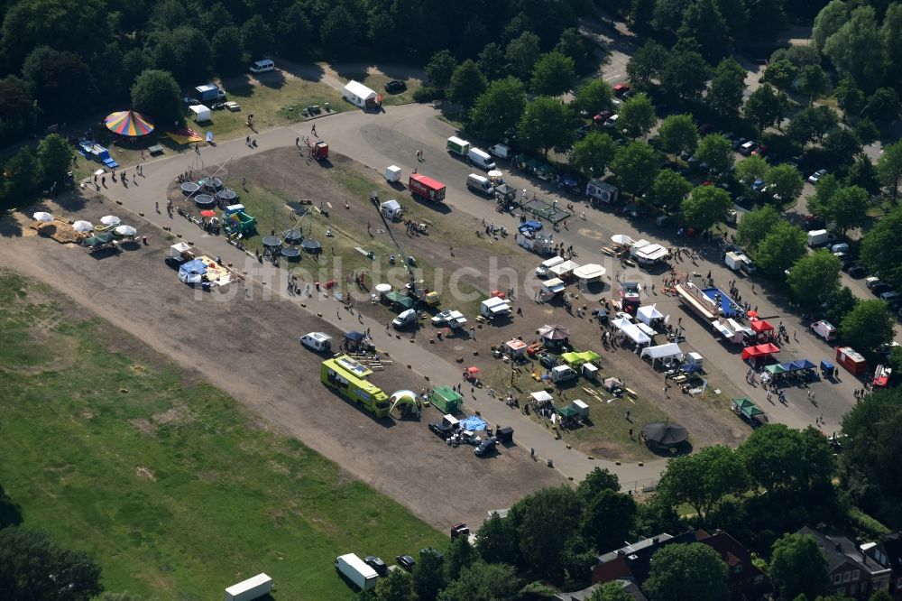 Itzehoe von oben - Kirmes - und Rummel- Veranstaltungsgelände beim Volksfest auf dem Parkplatz an der Schuhmacherallee in Itzehoe im Bundesland Schleswig-Holstein