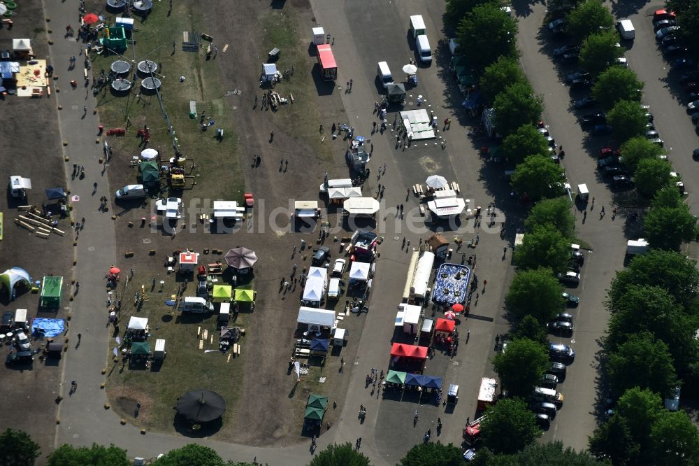 Itzehoe aus der Vogelperspektive: Kirmes - und Rummel- Veranstaltungsgelände beim Volksfest auf dem Parkplatz an der Schuhmacherallee in Itzehoe im Bundesland Schleswig-Holstein