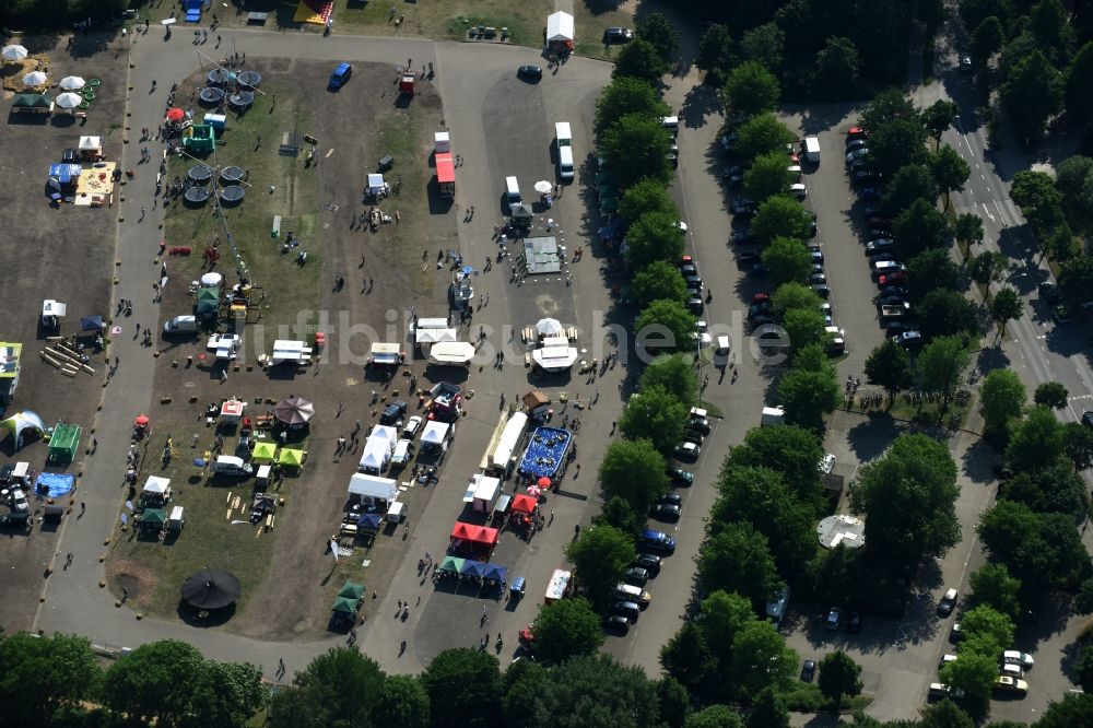 Luftbild Itzehoe - Kirmes - und Rummel- Veranstaltungsgelände beim Volksfest auf dem Parkplatz an der Schuhmacherallee in Itzehoe im Bundesland Schleswig-Holstein