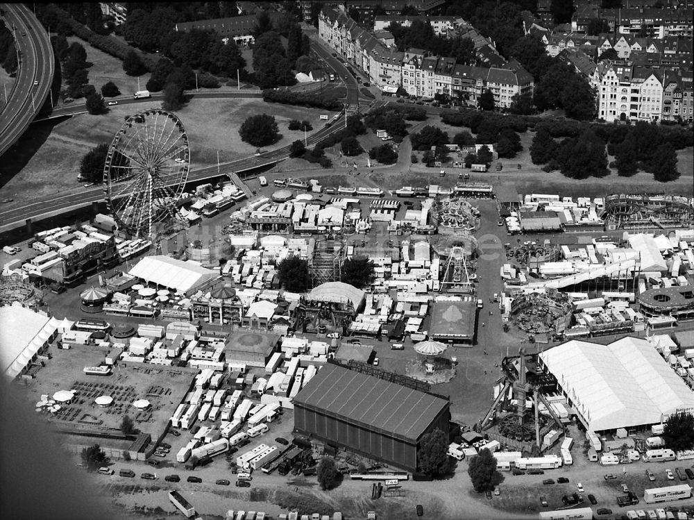 Düsseldorf aus der Vogelperspektive: Kirmes - und Rummel- Veranstaltungsgelände beim Volksfest auf den Rheinwiesen in Düsseldorf im Bundesland Nordrhein-Westfalen, Deutschland