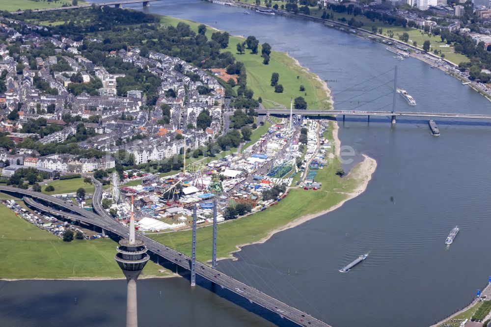 Düsseldorf aus der Vogelperspektive: Kirmes - und Rummel- Veranstaltungsgelände beim Volksfest auf den Rheinwiesen in Düsseldorf im Bundesland Nordrhein-Westfalen, Deutschland