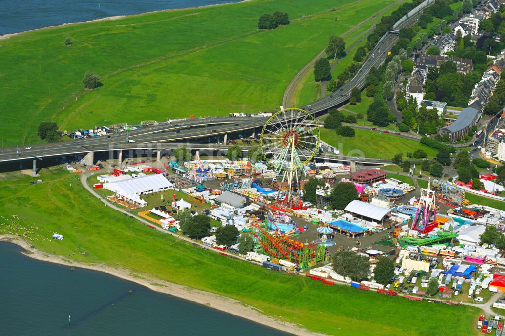 Luftaufnahme Düsseldorf - Kirmes - und Rummel- Veranstaltungsgelände beim Volksfest auf den Rheinwiesen in Düsseldorf im Bundesland Nordrhein-Westfalen, Deutschland