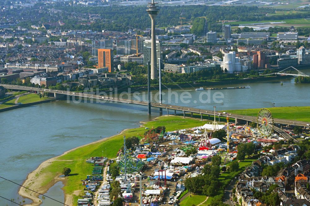 Düsseldorf aus der Vogelperspektive: Kirmes - und Rummel- Veranstaltungsgelände beim Volksfest auf den Rheinwiesen in Düsseldorf im Bundesland Nordrhein-Westfalen, Deutschland