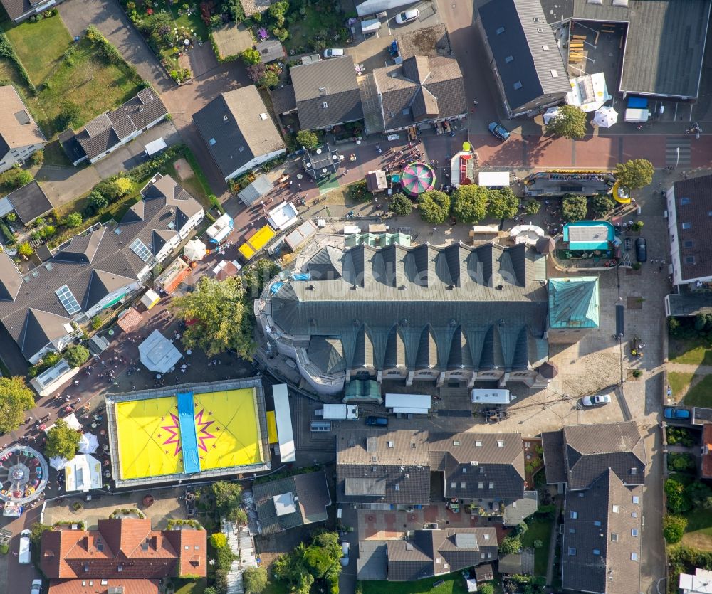 Luftaufnahme Hattingen - Kirmes - und Rummel- Veranstaltungsgelände beim Volksfest rund um den Dom in Hattingen im Bundesland Nordrhein-Westfalen