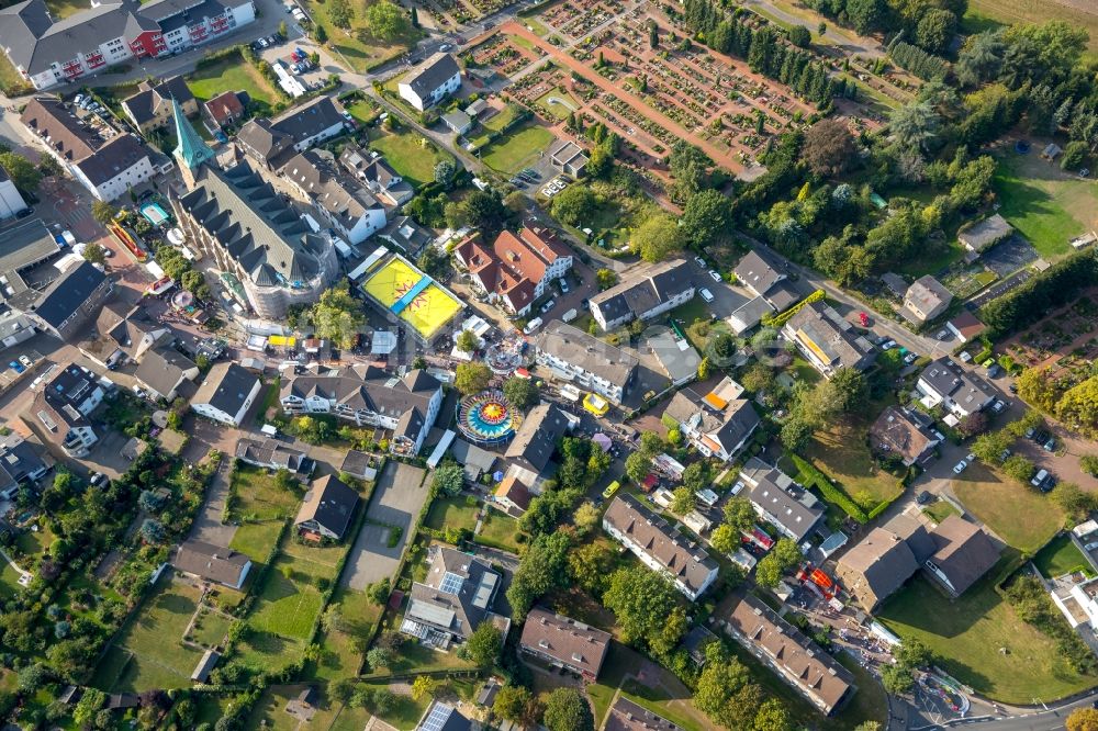 Hattingen von oben - Kirmes - und Rummel- Veranstaltungsgelände beim Volksfest rund um den Dom in Hattingen im Bundesland Nordrhein-Westfalen