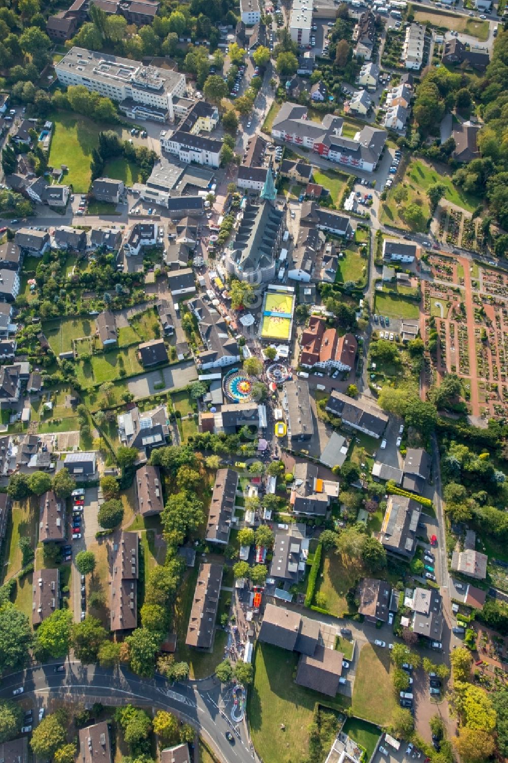 Hattingen aus der Vogelperspektive: Kirmes - und Rummel- Veranstaltungsgelände beim Volksfest rund um den Dom in Hattingen im Bundesland Nordrhein-Westfalen