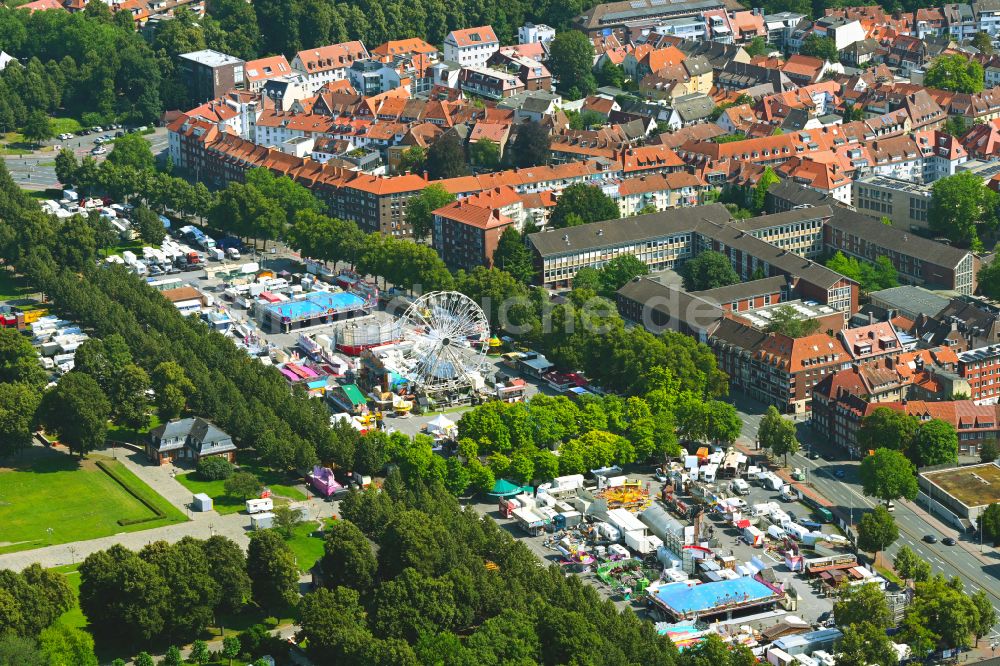 Münster von oben - Kirmes - und Rummel- Veranstaltungsgelände beim Volksfest Send am Schlossplatz in Münster im Bundesland Nordrhein-Westfalen, Deutschland