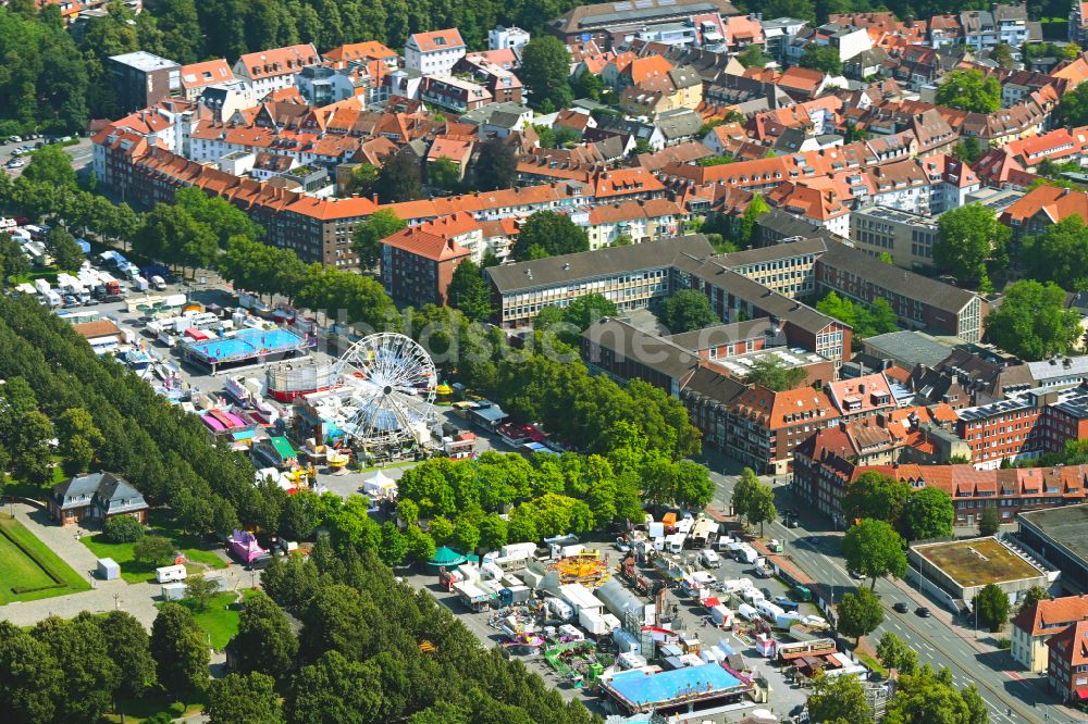 Münster aus der Vogelperspektive: Kirmes - und Rummel- Veranstaltungsgelände beim Volksfest Send am Schlossplatz in Münster im Bundesland Nordrhein-Westfalen, Deutschland