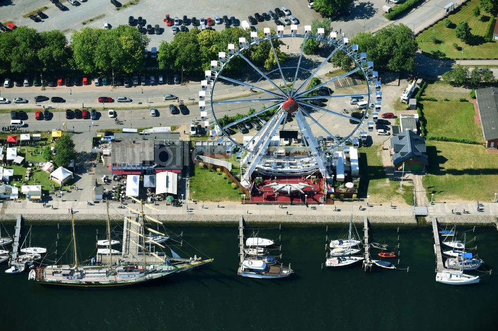 Luftbild Lübeck - Kirmes - und Rummel- Veranstaltungsgelände beim Volksfest an der Trelleborgallee im Ortsteil Travemünde in Lübeck im Bundesland Schleswig-Holstein, Deutschland