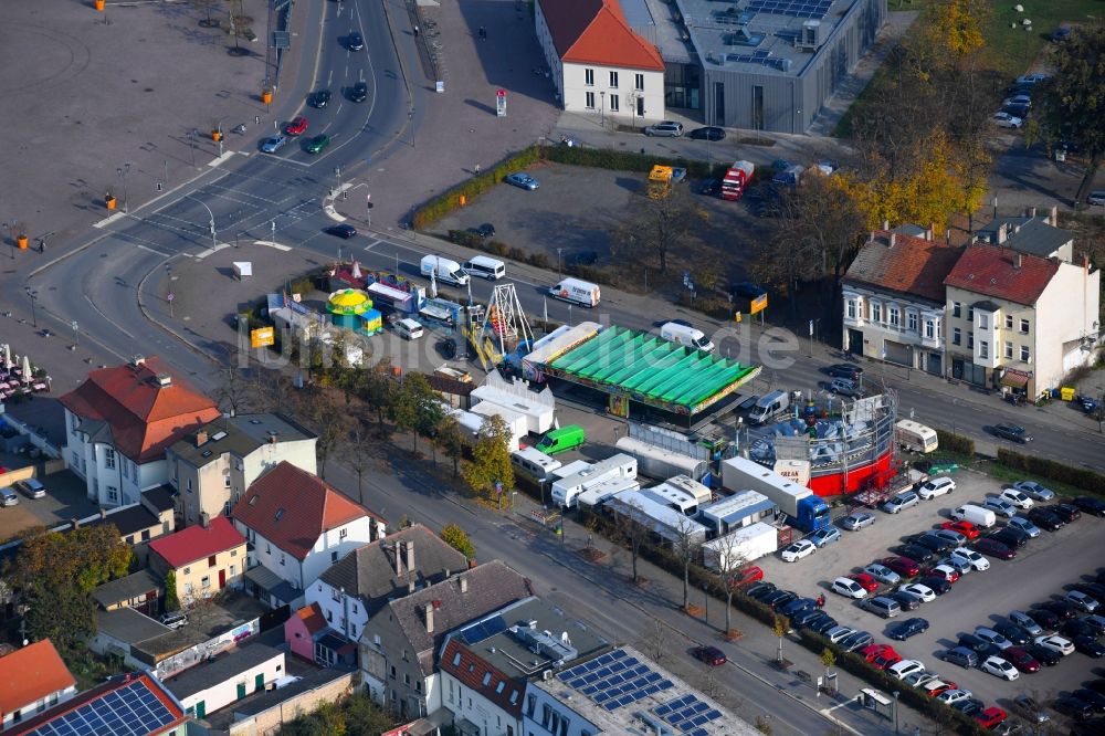 Oranienburg von oben - Kirmes - und Rummel- Veranstaltungsgelände an der Berliner Straße - Breite Straße in Oranienburg im Bundesland Brandenburg, Deutschland