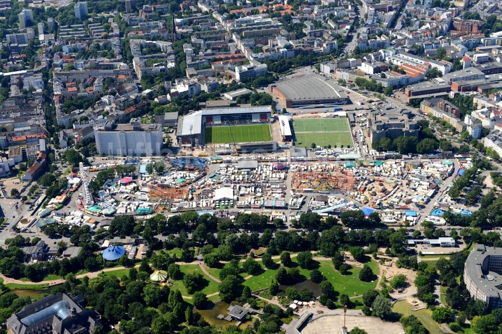 Hamburg von oben - Kirmes - und Rummel- Veranstaltungsgelände Dom in Hamburg