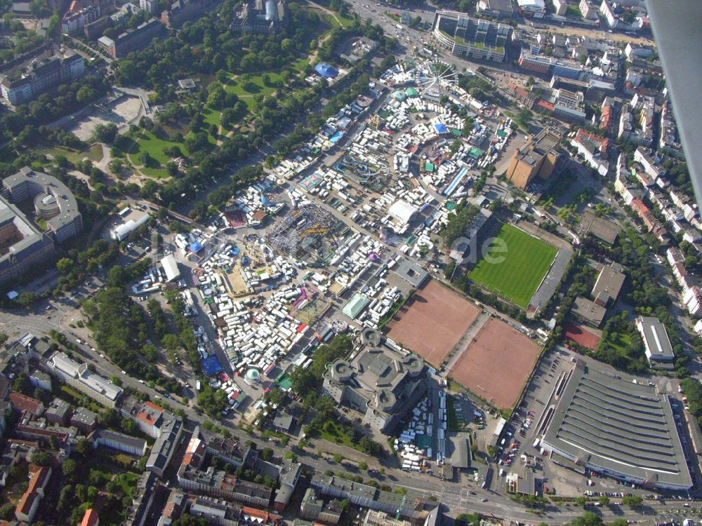 Hamburg aus der Vogelperspektive: Kirmes - und Rummel- Veranstaltungsgelände des Heiligengeistfeld des Hamburger Dom im Karolinenviertel in Hamburg