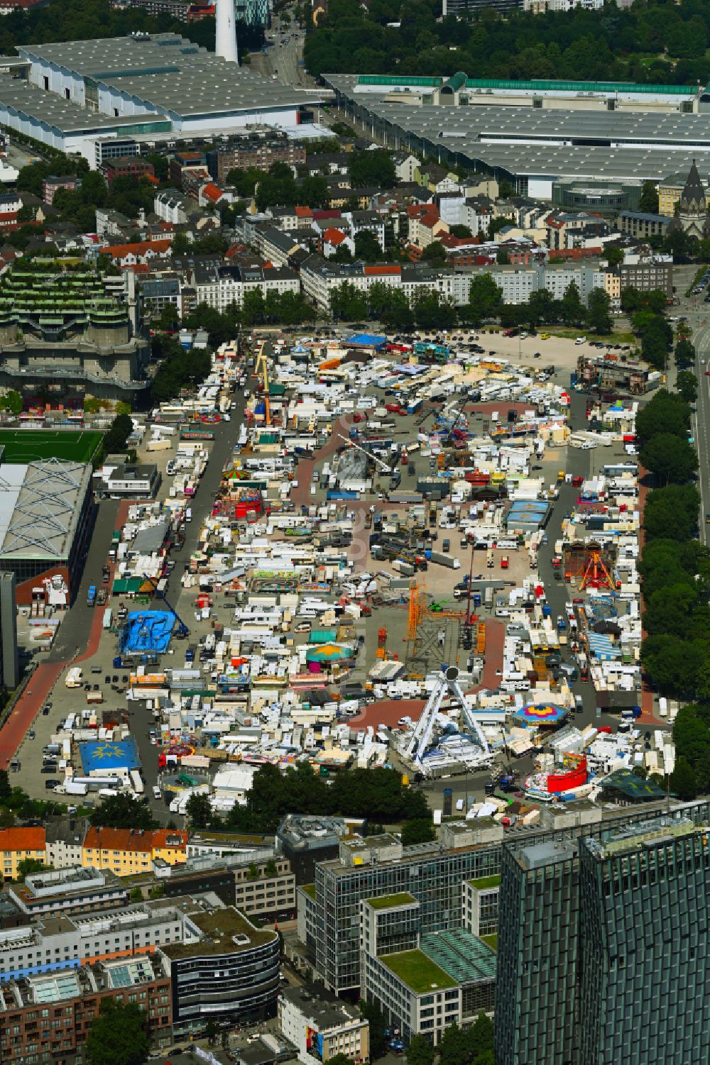 Luftaufnahme Hamburg - Kirmes - und Rummel- Veranstaltungsgelände des Heiligengeistfeld des Hamburger Dom im Karolinenviertel in Hamburg