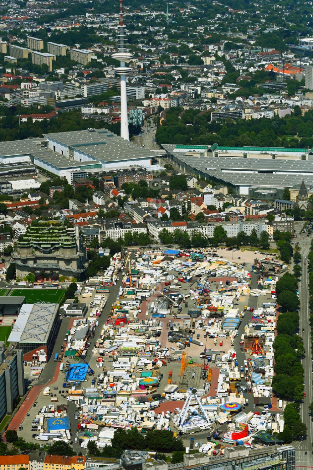 Hamburg von oben - Kirmes - und Rummel- Veranstaltungsgelände des Heiligengeistfeld des Hamburger Dom im Karolinenviertel in Hamburg