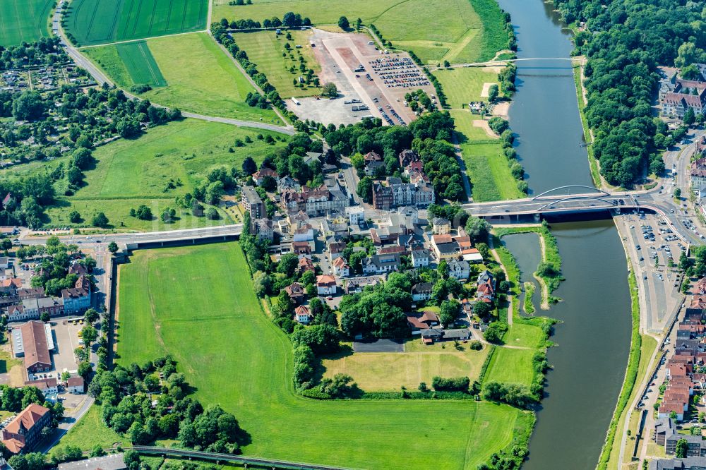 Minden von oben - Kirmes - und Rummel- Veranstaltungsgelände Kanzlers Weide in Minden im Bundesland Nordrhein-Westfalen, Deutschland