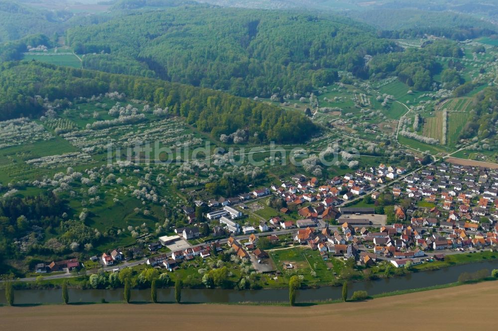 Witzenhausen von oben - Kirschblüte im Werratal in Witzenhausen im Bundesland Hessen, Deutschland