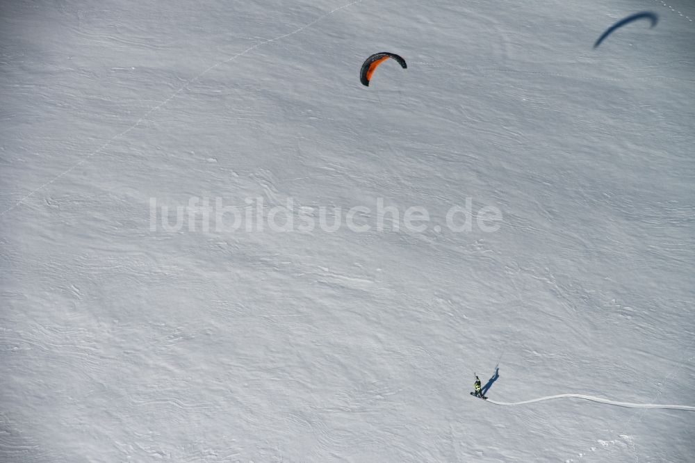 Neustadt am Rennsteig von oben - Kitesnowsurfen im winterlich mit Schnee bedeckten Neustadt am Rennsteig im Bundesland Thüringen