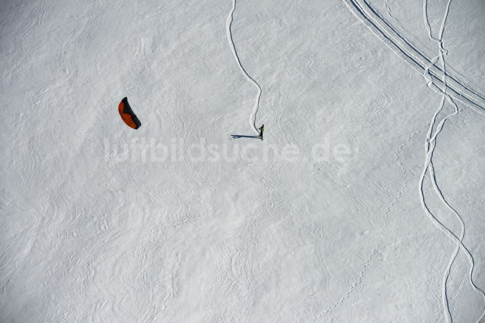 Neustadt am Rennsteig aus der Vogelperspektive: Kitesnowsurfen im winterlich mit Schnee bedeckten Neustadt am Rennsteig im Bundesland Thüringen