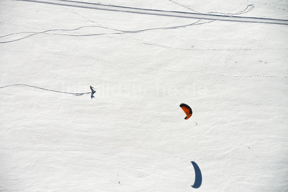 Luftbild Neustadt am Rennsteig - Kitesnowsurfen im winterlich mit Schnee bedeckten Neustadt am Rennsteig im Bundesland Thüringen