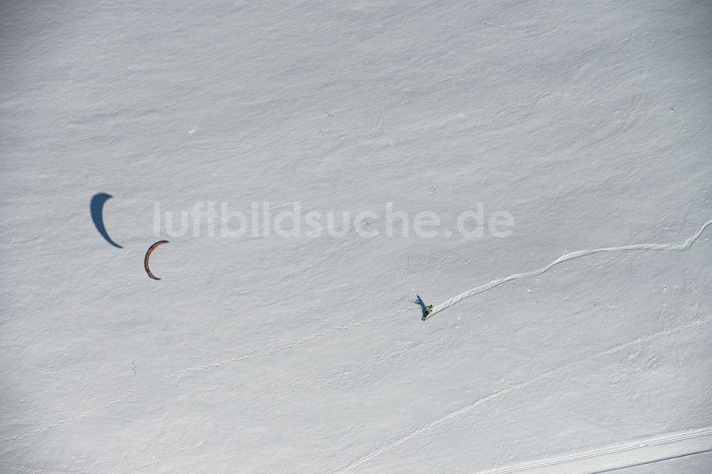 Luftaufnahme Neustadt am Rennsteig - Kitesnowsurfen im winterlich mit Schnee bedeckten Neustadt am Rennsteig im Bundesland Thüringen