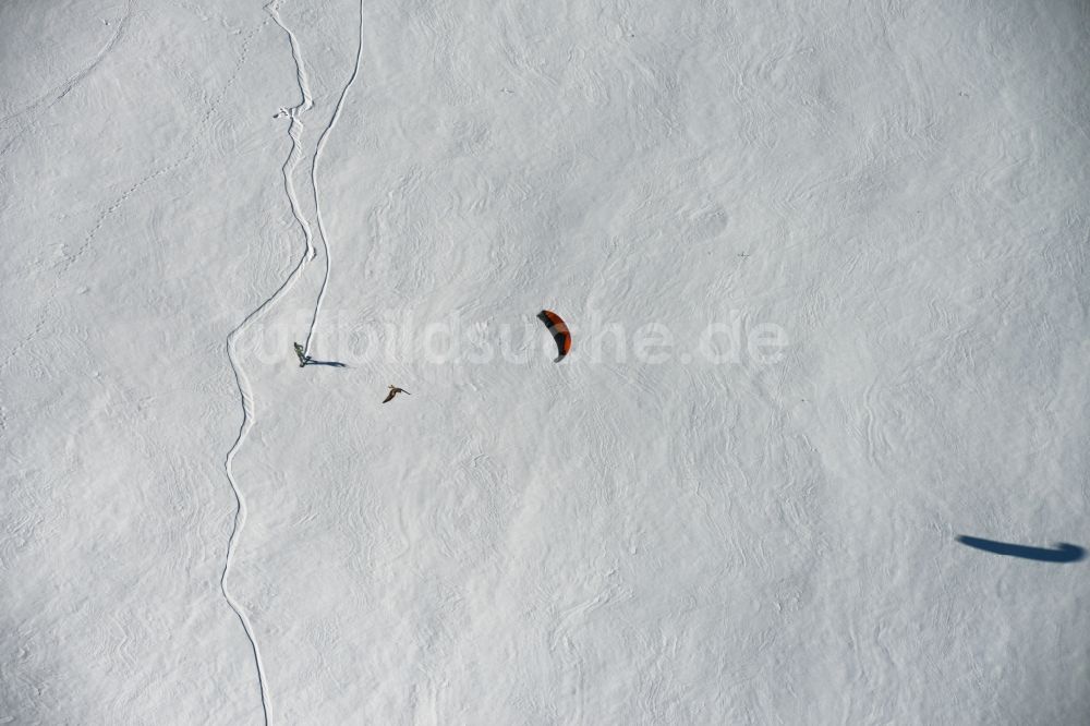 Neustadt am Rennsteig aus der Vogelperspektive: Kitesnowsurfen im winterlich mit Schnee bedeckten Neustadt am Rennsteig im Bundesland Thüringen