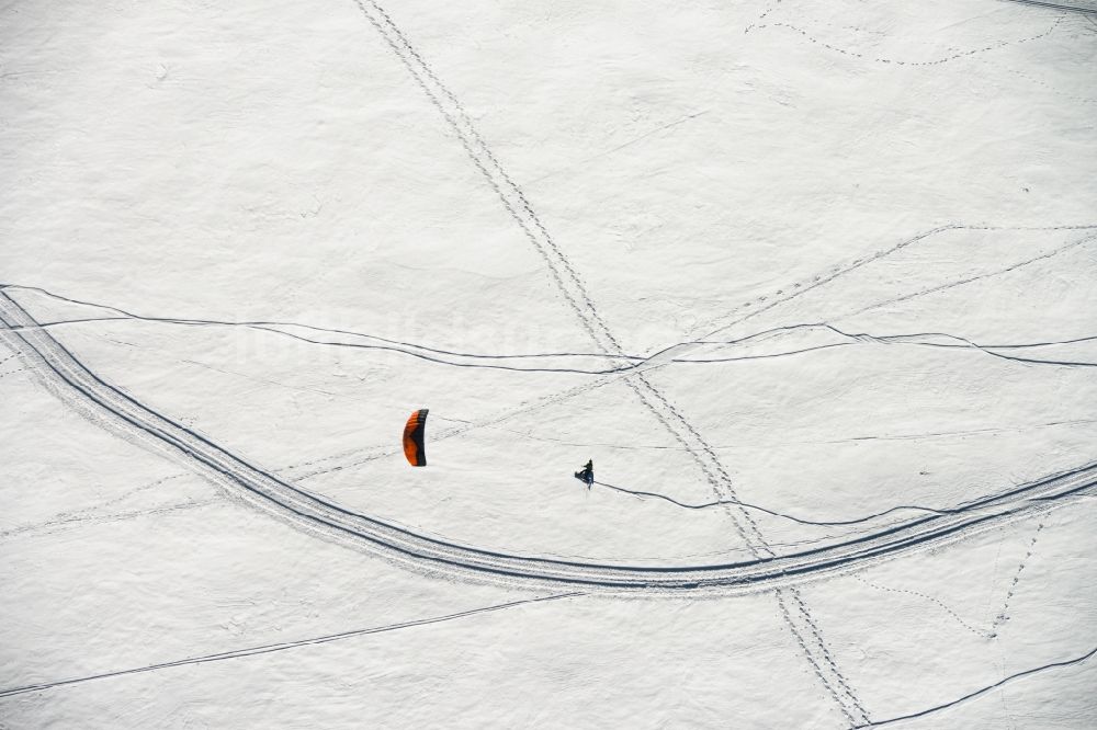 Neustadt am Rennsteig von oben - Kitesnowsurfen im winterlich mit Schnee bedeckten Neustadt am Rennsteig im Bundesland Thüringen