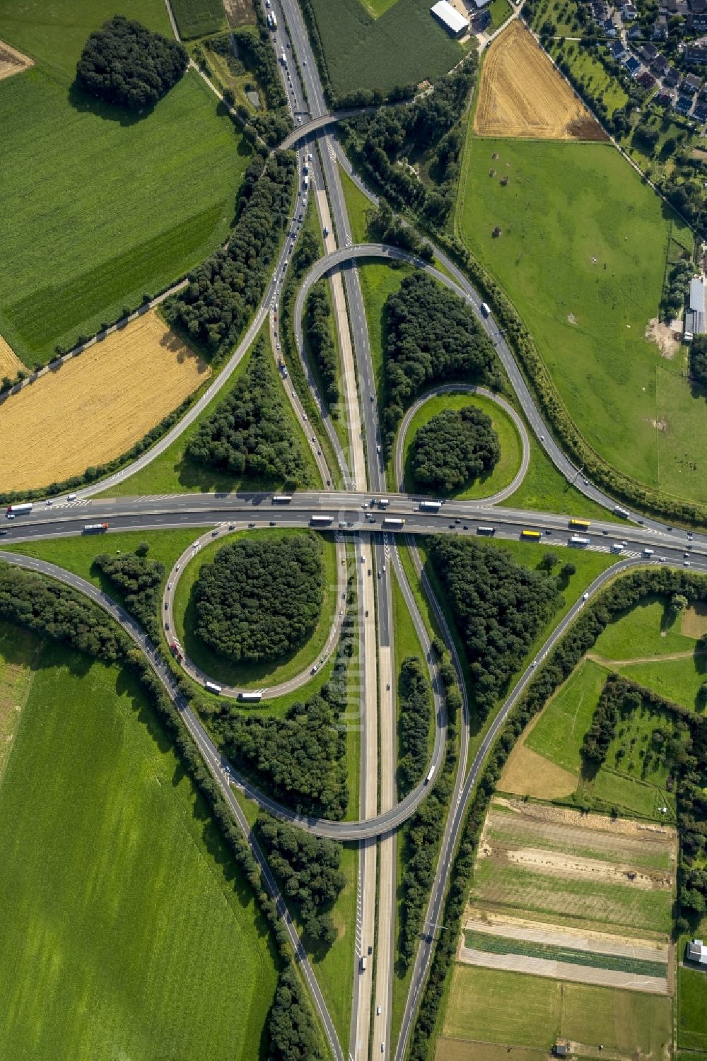 Luftaufnahme Mönchengladbach - Kleeblatt am Autobahnkreuz der BAB Bundesautobahn A61 - A52 bei Mönchengladbach im Bundesland Nordrhein-Westfalen