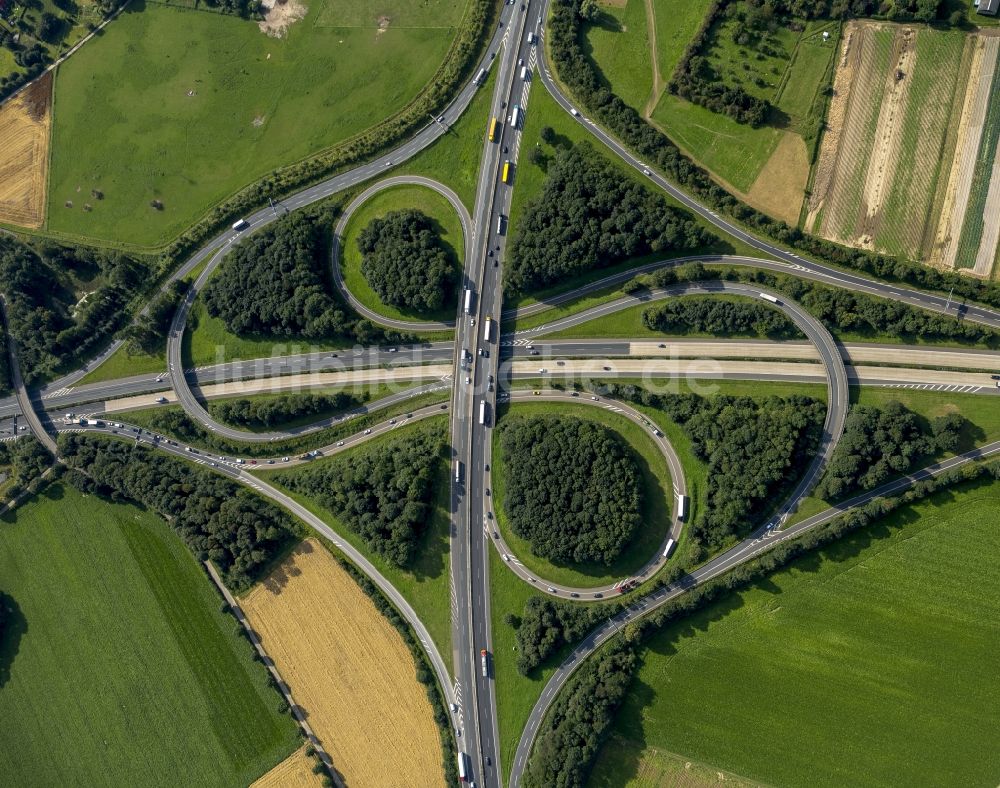 Mönchengladbach von oben - Kleeblatt am Autobahnkreuz der BAB Bundesautobahn A61 - A52 bei Mönchengladbach im Bundesland Nordrhein-Westfalen