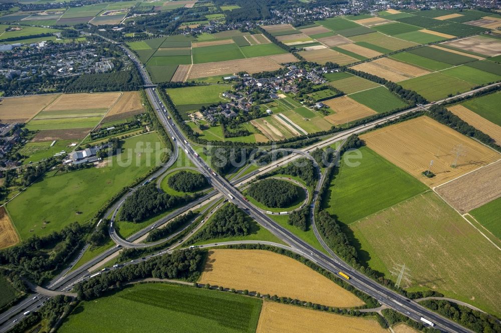 Mönchengladbach aus der Vogelperspektive: Kleeblatt am Autobahnkreuz der BAB Bundesautobahn A61 - A52 bei Mönchengladbach im Bundesland Nordrhein-Westfalen