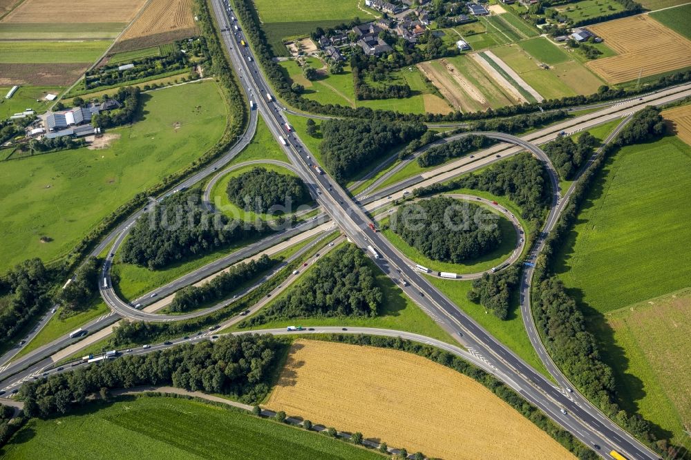 Luftbild Mönchengladbach - Kleeblatt am Autobahnkreuz der BAB Bundesautobahn A61 - A52 bei Mönchengladbach im Bundesland Nordrhein-Westfalen