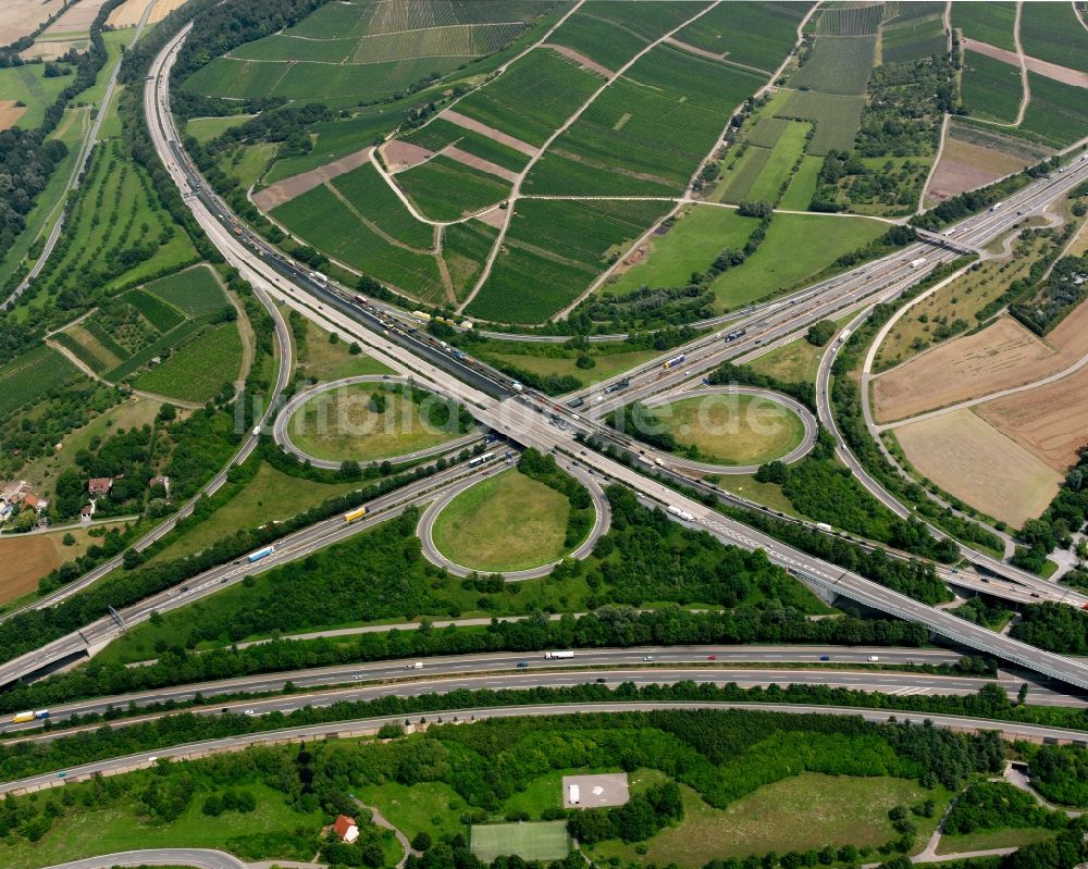 Weinsberg aus der Vogelperspektive: Kleeblattförmige Verkehrsführung am Autobahnkreuz der BAB A 81 - 6 Autobahnkreuz Weinsberg in Weinsberg im Bundesland Baden-Württemberg, Deutschland