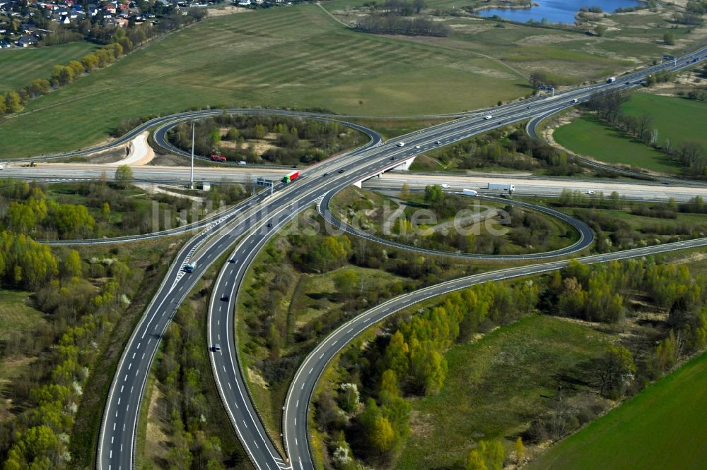 Velten von oben - Kleeblattförmige Verkehrsführung am Autobahnkreuz der BAB A10 Oranienburger Kreuz in Velten im Bundesland Brandenburg, Deutschland