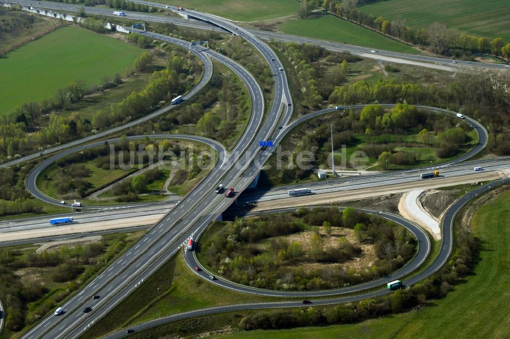 Luftaufnahme Velten - Kleeblattförmige Verkehrsführung am Autobahnkreuz der BAB A10 Oranienburger Kreuz in Velten im Bundesland Brandenburg, Deutschland