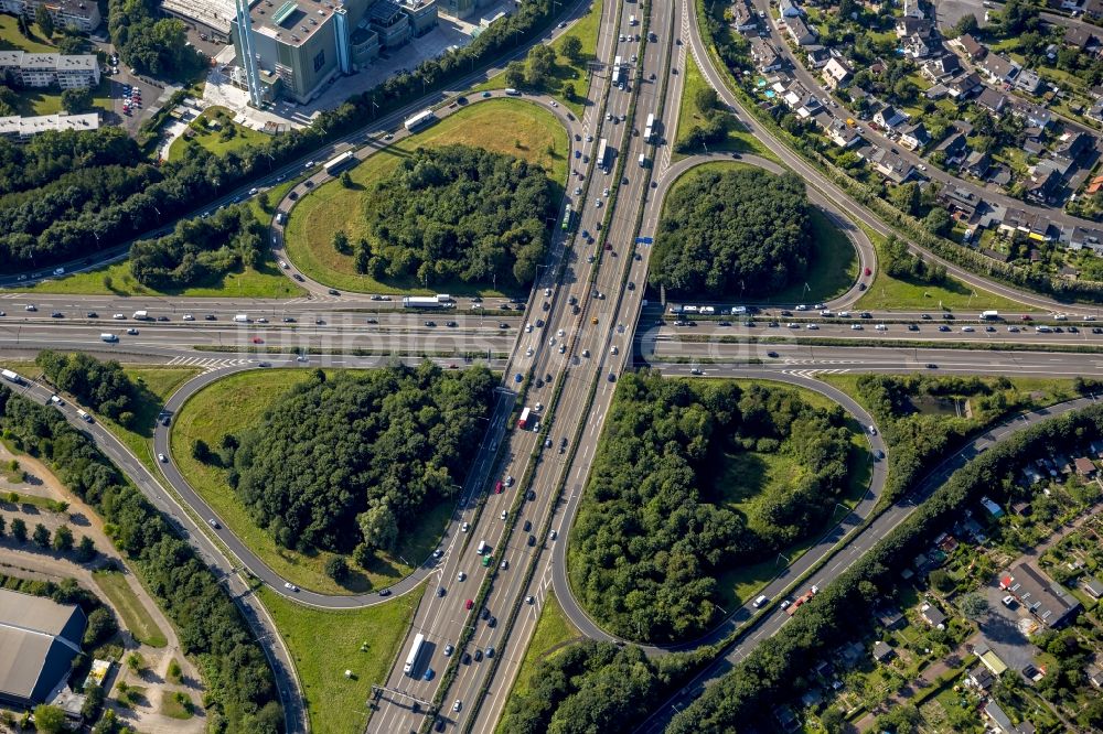 Luftbild Leverkusen - Kleeblattförmige Verkehrsführung am Autobahnkreuz Leverkusener Kreuz im Ortsteil Manfort in Leverkusen im Bundesland Nordrhein-Westfalen, Deutschland