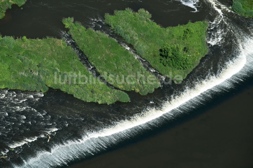 Alsleben (Saale) von oben - Kleine Inselgruppe im Flussverlauf der Saale in Alsleben (Saale) im Bundesland Sachsen-Anhalt