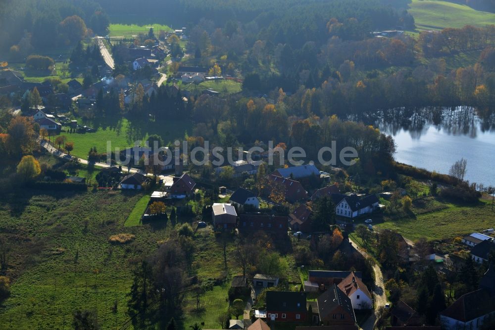 Luftaufnahme Wokuhl-Dabelow Wokuhl - Kleine Ortschaft am Pfarrsee im Ortsteil Wokuhl in Wokuhl-Dabelow im Bundesland Mecklenburg-Vorpommern