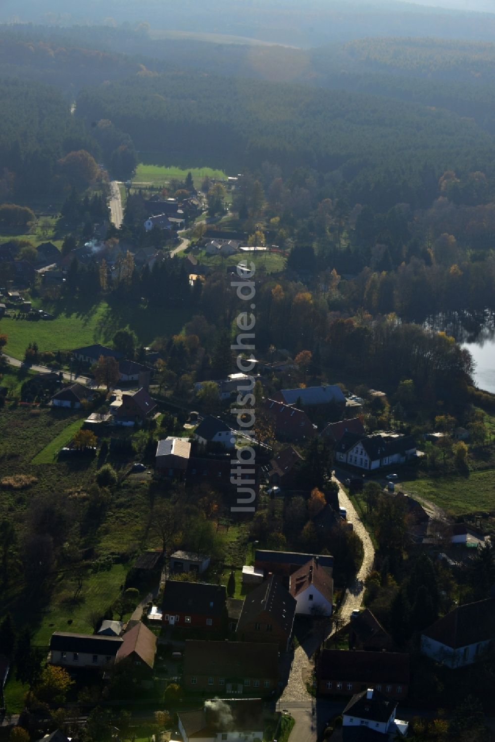 Wokuhl-Dabelow Wokuhl von oben - Kleine Ortschaft am Pfarrsee im Ortsteil Wokuhl in Wokuhl-Dabelow im Bundesland Mecklenburg-Vorpommern