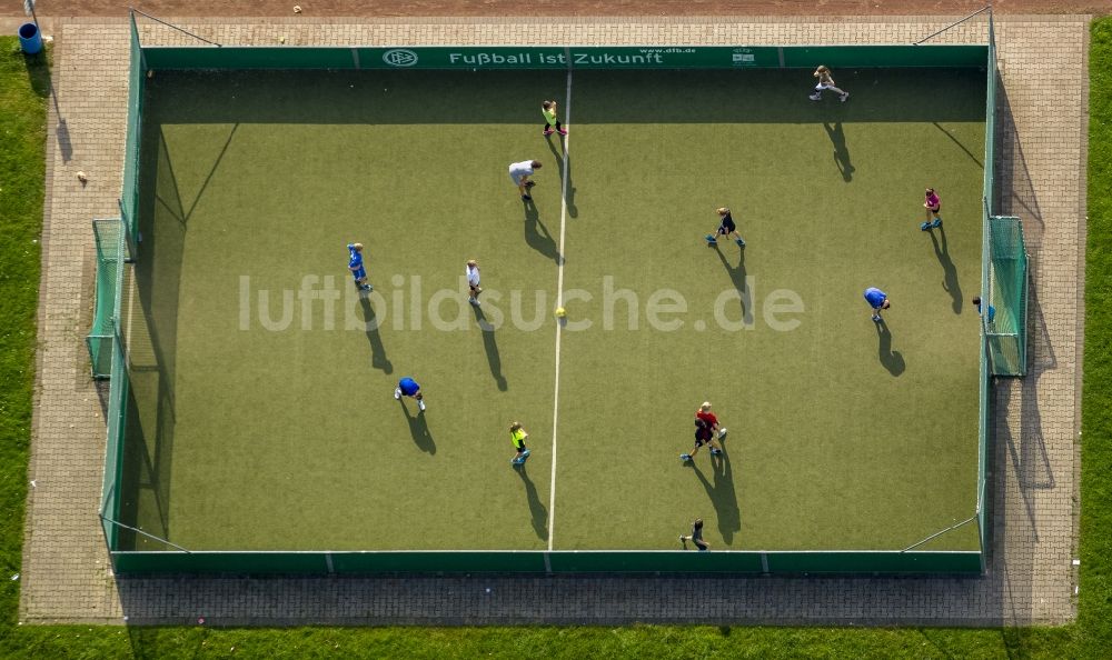 Luftaufnahme Dinslaken - Kleiner Fußballplatz in Dinslaken im Bundesland Nordrhein-Westfalen