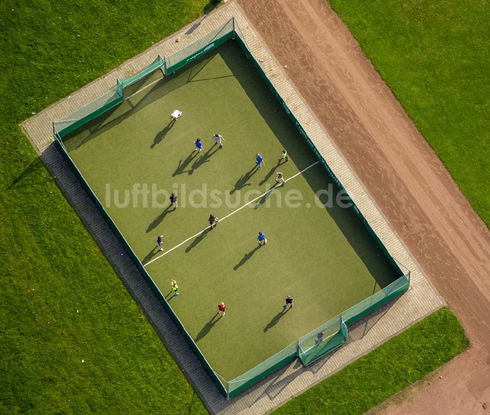 Dinslaken von oben - Kleiner Fußballplatz in Dinslaken im Bundesland Nordrhein-Westfalen