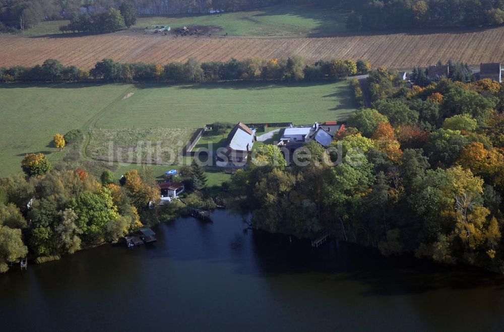 Havelsee von oben - kleiner Hof an der Havel im Ortsteil Briest von Havelsee